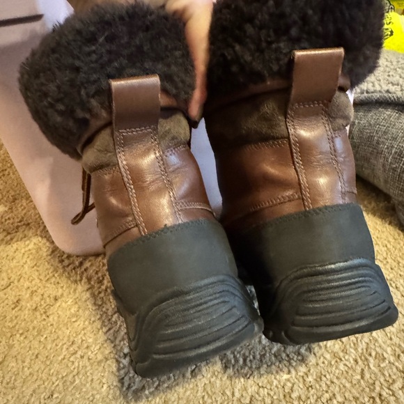UGG Women’s Adirondack Chocolate and Charcoal Boots - Picture 5 of 8